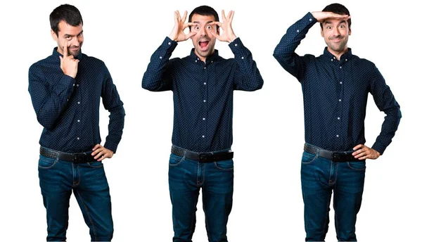 Conjunto de homem bonito mostrando algo — Fotografia de Stock