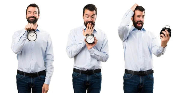 Sada překvapen, pohledný muž s plnovousem drží vintage hodiny — Stock fotografie
