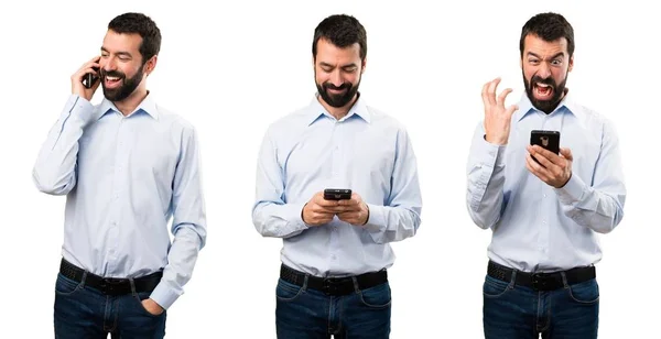 Glücklicher gutaussehender Mann mit Bart, der mit dem Handy spricht — Stockfoto
