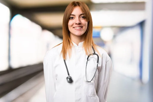 Glückliche junge Ärztin im Krankenhaus — Stockfoto