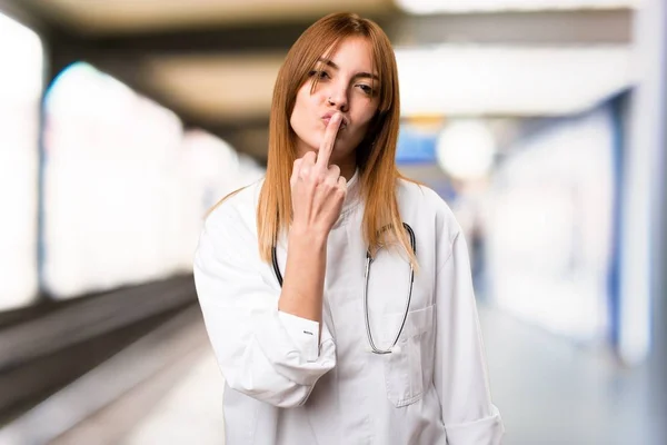 Joven doctora haciendo un gesto de cuerno en el hospital —  Fotos de Stock