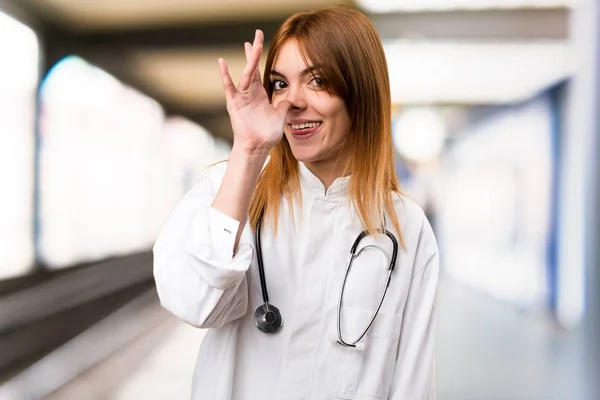 Junge Ärztin macht einen Witz im Krankenhaus — Stockfoto