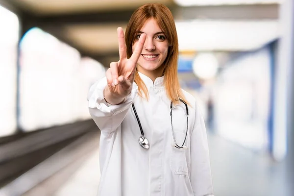 Junge Ärztin zählt zwei im Krankenhaus — Stockfoto