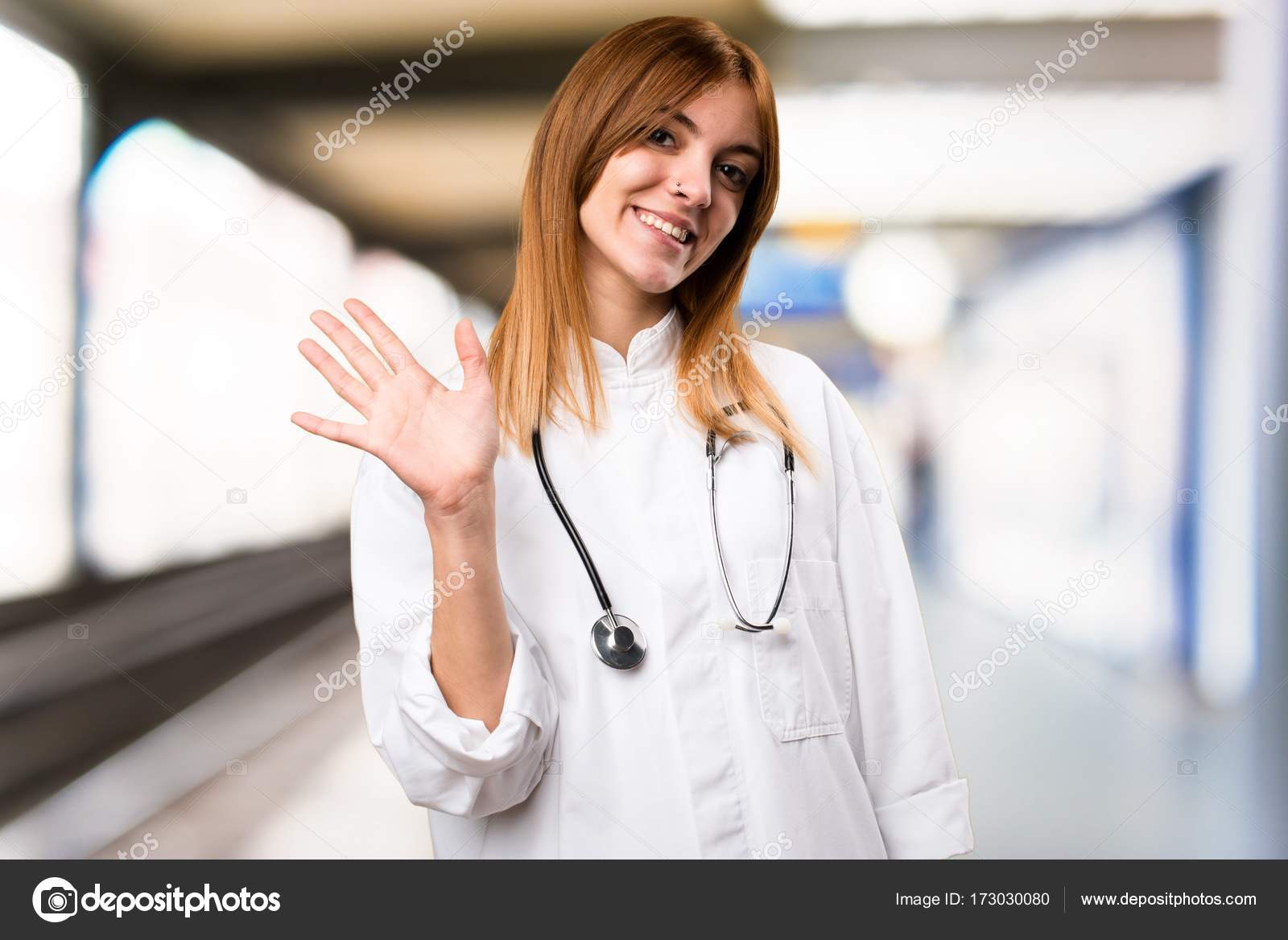 若い医者の女性病院で敬礼 ストック写真 C Luismolinero 若い医者の女性病院で敬礼 ストック写真 C Luismolinero