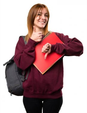 İyi-kötü işaret yapma öğrenci kadın