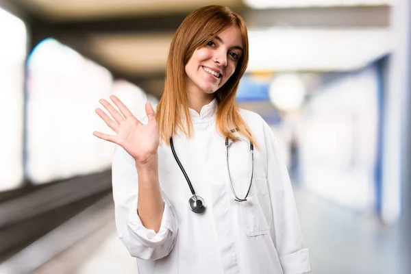 Junge Ärztin salutiert im Krankenhaus — Stockfoto