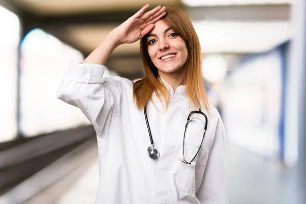 Junge Ärztin salutiert im Krankenhaus — Stockfoto