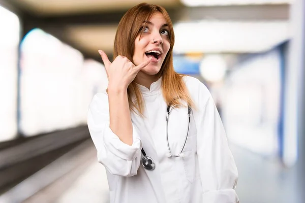 Νέος γιατρός γυναίκα κάνοντας χειρονομία τηλέφωνο στο νοσοκομείο — Φωτογραφία Αρχείου