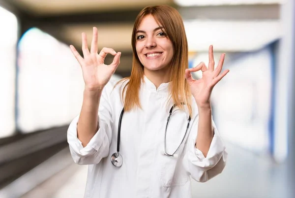 Genç kadın hastanede imzalar tamam yapma doktor — Stok fotoğraf