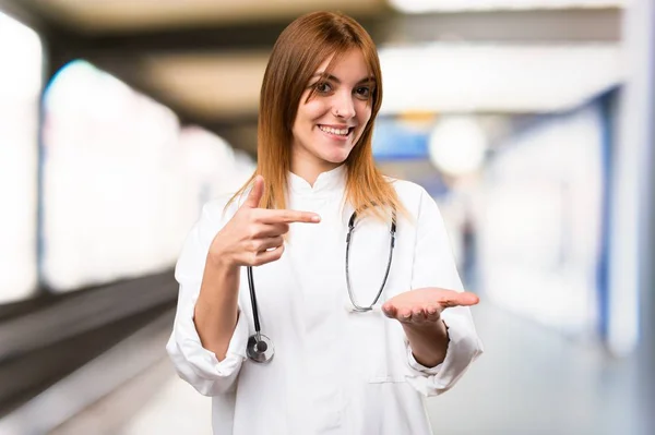 Junge Ärztin hält etwas im Krankenhaus — Stockfoto