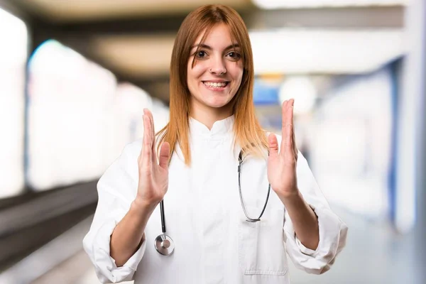 Junge Ärztin hält etwas im Krankenhaus — Stockfoto