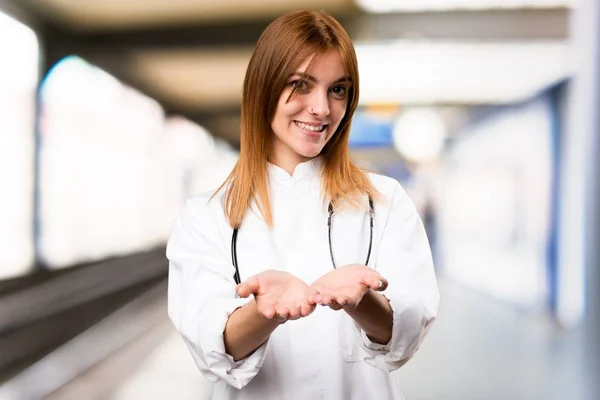 Junge Ärztin hält etwas im Krankenhaus — Stockfoto