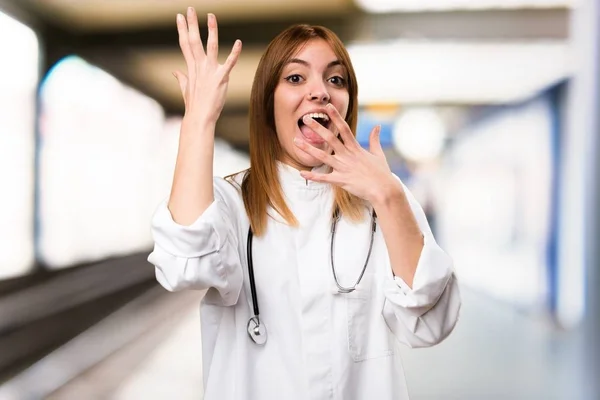 Genç kadın yapma sürpriz jest hastanede doktor — Stok fotoğraf