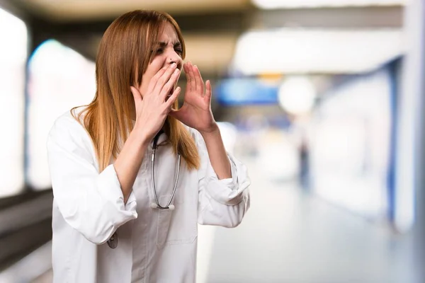 Joven doctora gritando en el hospital —  Fotos de Stock