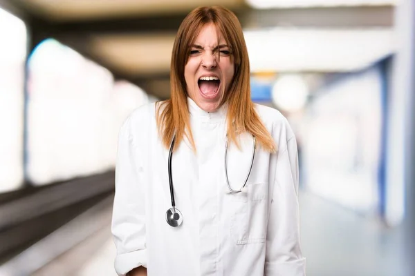 Молода лікарка кричить в лікарні — стокове фото