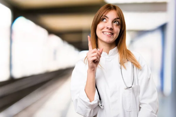 Junge Ärztin im Krankenhaus — Stockfoto