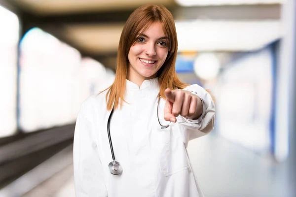 Fiatal orvos nő, rámutatva, hogy az első-a kórházban — Stock Fotó