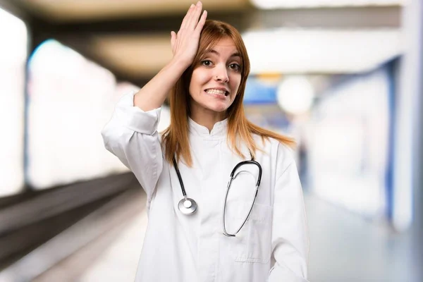 Junge Ärztin mit Zweifeln im Krankenhaus — Stockfoto