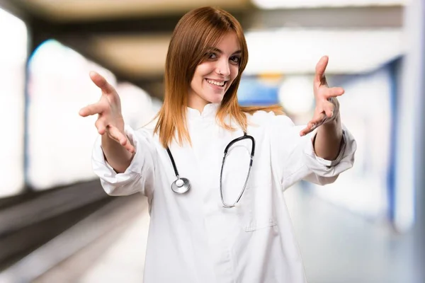 Junge Ärztin präsentiert etwas im Krankenhaus — Stockfoto