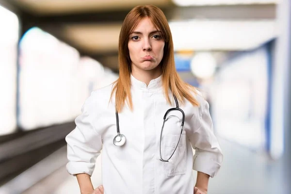 Triste jovem médica mulher no hospital — Fotografia de Stock