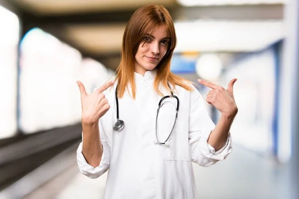 Junge Ärztin stolz auf sich im Krankenhaus — Stockfoto