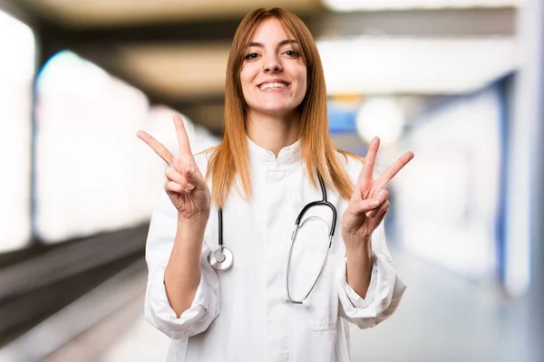 Fiatal orvos nő így győzelem gesztus a kórházban — Stock Fotó