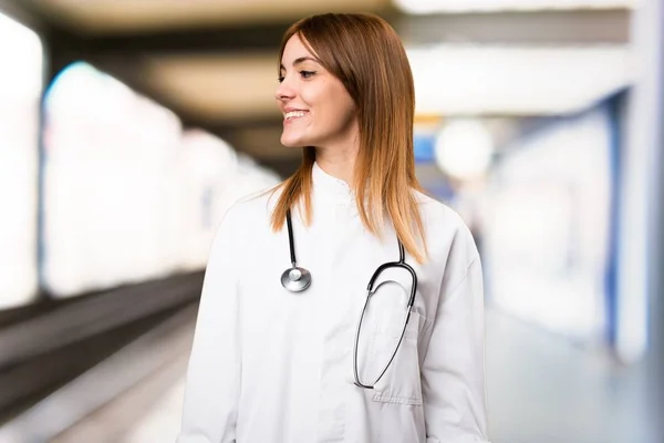 Junge Ärztin sucht Quereinsteiger im Krankenhaus — Stockfoto