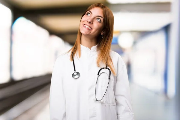 Junge Ärztin schaut im Krankenhaus auf — Stockfoto
