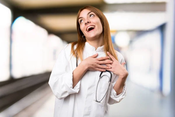 Joven doctora enamorada en el hospital —  Fotos de Stock