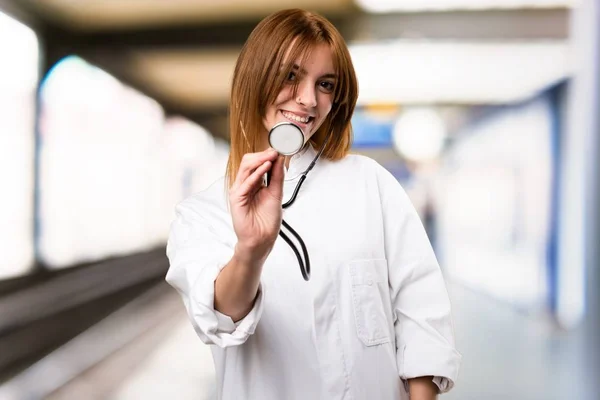 Junge Ärztin im Krankenhaus — Stockfoto