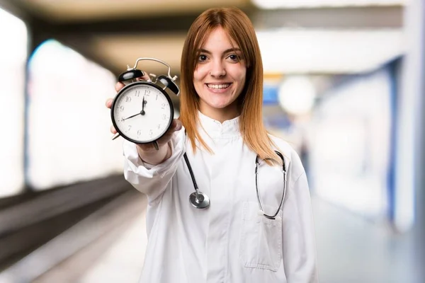 Fiatal orvos nő gazdaság vintage óra a kórházban — Stock Fotó