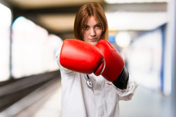 Jeune médecin femme avec des gants de boxe à l'hôpital — Photo