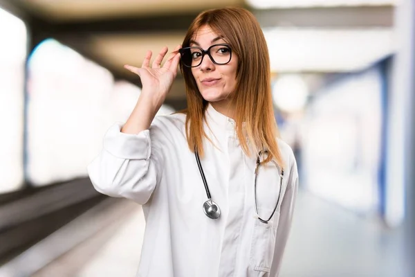Junge Ärztin mit Brille im Krankenhaus — Stockfoto