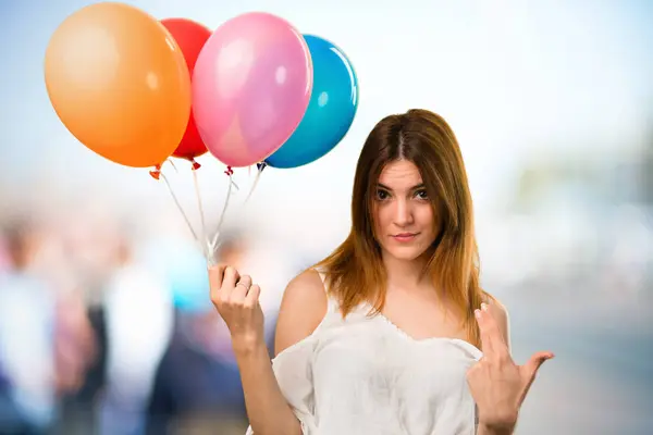 Menina bonita segurando um balão e fazendo gestu surpresa — Fotografia de Stock