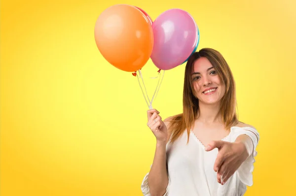Piękna młoda dziewczyna trzymając balon i Dokonywanie ofertę na unfo — Zdjęcie stockowe