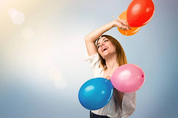 Feliz bela menina segurando um balão no backgr desfocado — Fotografia de Stock