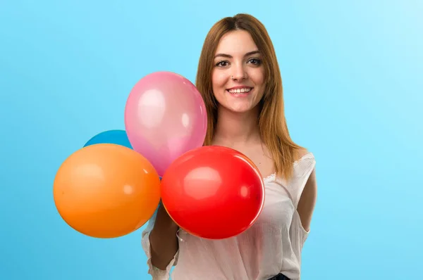 Mutlu güzel genç kız bir balonda odaklanmamış backgr holding — Stok fotoğraf