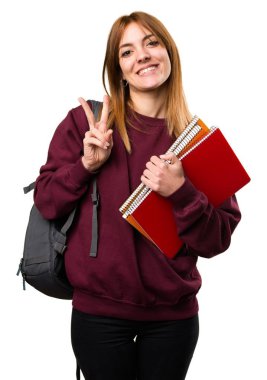 Zafer jest yaparak öğrenci kadın