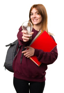 Bir ampul tutan öğrenci kadın