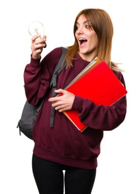 Bir ampul tutan öğrenci kadın