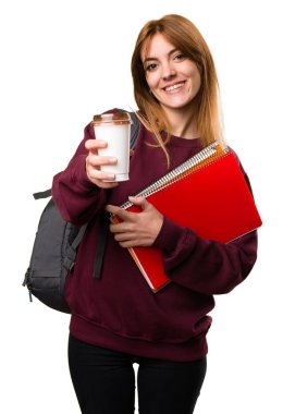 Bir fincan kahve tutan öğrenci kadın