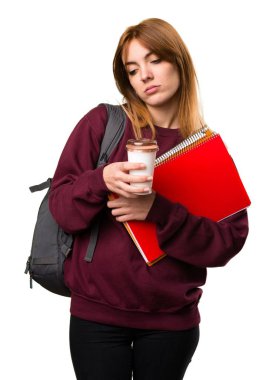 Bir fincan kahve tutan öğrenci kadın