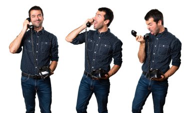 Sürpriz esmer adam konuşmak için vintage telefon seti