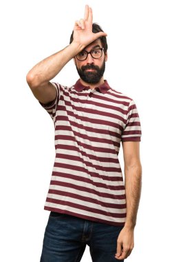 Kaybeden işaret yapma gözlüklü adam