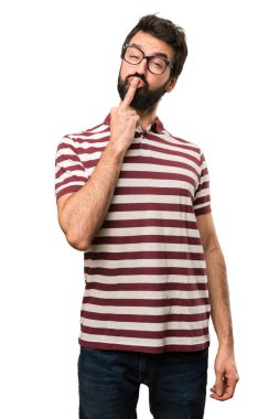 Boynuz jest yapma gözlüklü adam