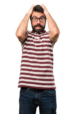 Gözlüklü sinirli adam