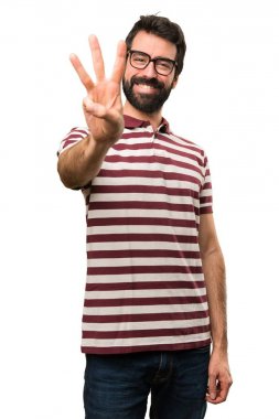 Üç sayım gözlüklü adam