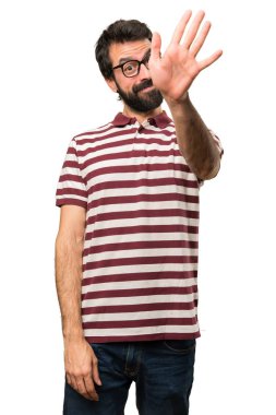 Selamlayan gözlüklü adam