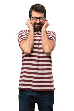 Kulakları kapsayan gözlüklü adam