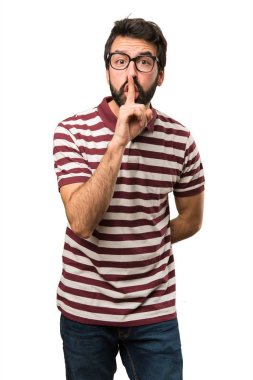 Sessizlik jest yapma gözlüklü adam